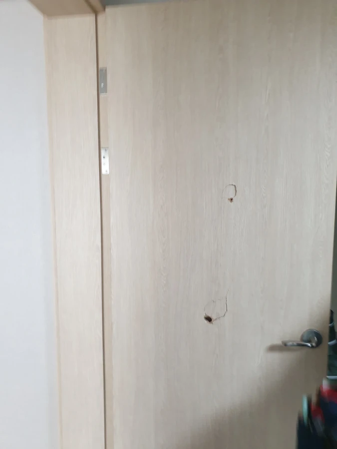 마포방문짝수리 시공 전 문짝 손상 부위