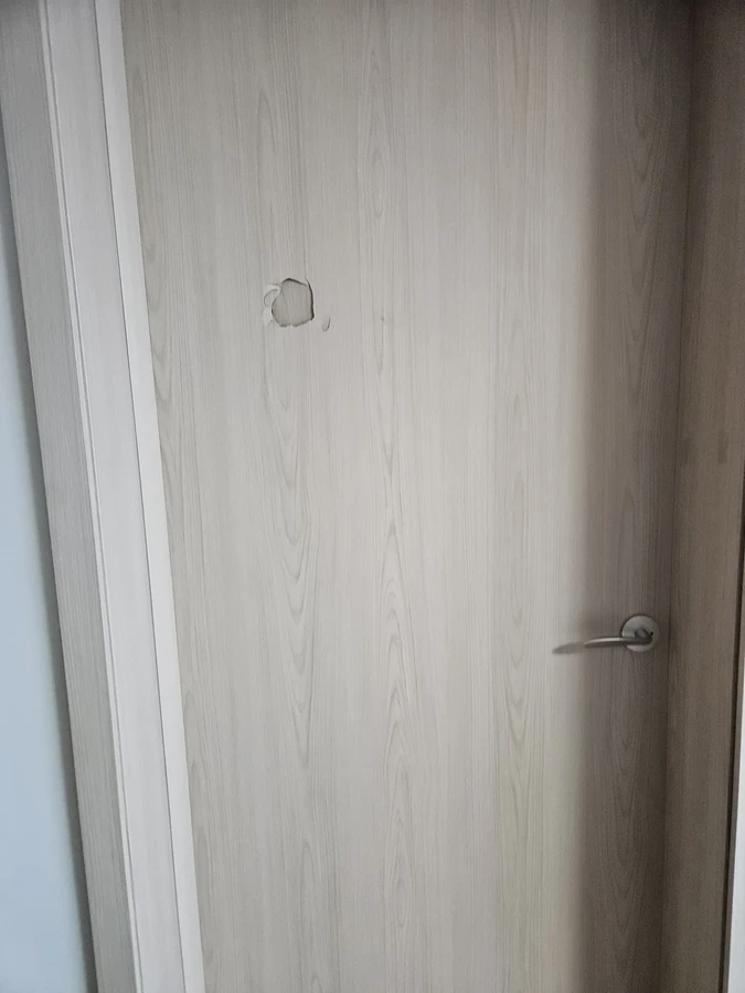 아파트방문수리 시공 전 문짝 손상 부위