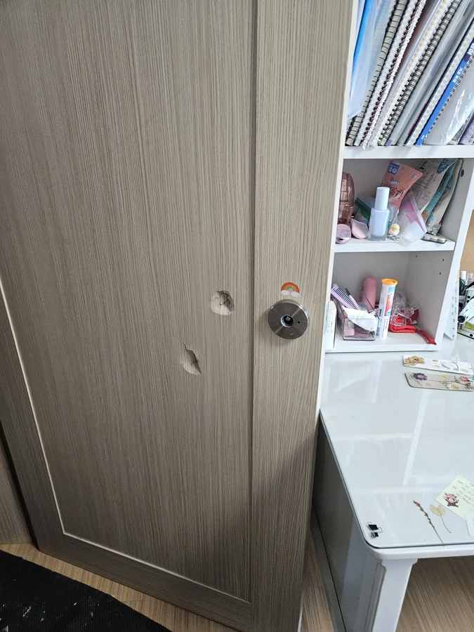 방문뒤틀림수리 시공 전 문짝 손상 부위