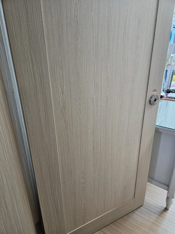 방문뒤틀림수리 시공 후 마감 상태