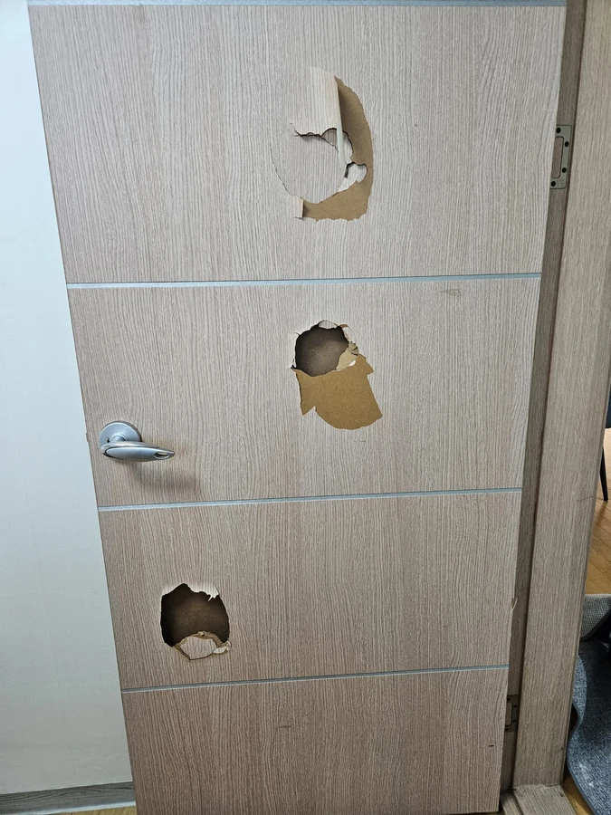 방문손잡이교체 시공 전 문짝 손상 부위