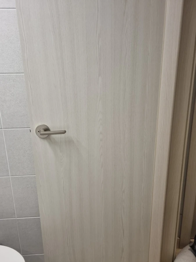 방문 패널 뒤틀림 상태 클로즈업 확인